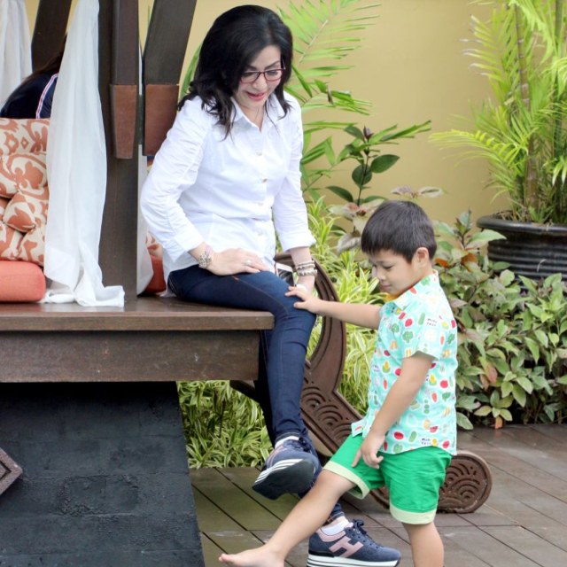 Foto: Bupati Cantik Ini Sedang Berlibur Bersama Keluarga (3)