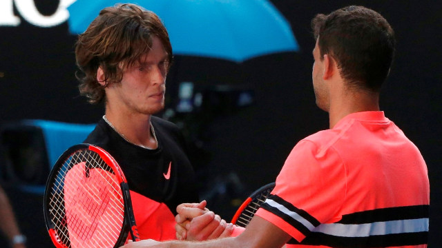 Dimitrov bersalaman dengan Rublev. (Foto: Reuters/Thomas Peter)