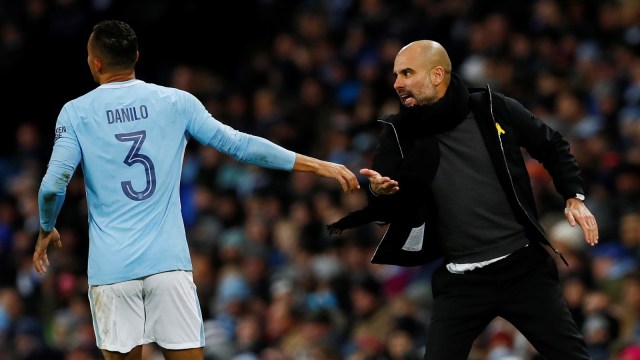 Danilo dan Pep Guardiola. (Foto: Reuters/Carl Recine)