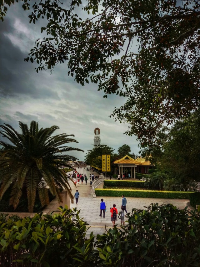Patung Dewi Kwam Im dari kejauhan. (Foto: Anggi Kusumadewi/kumparan)