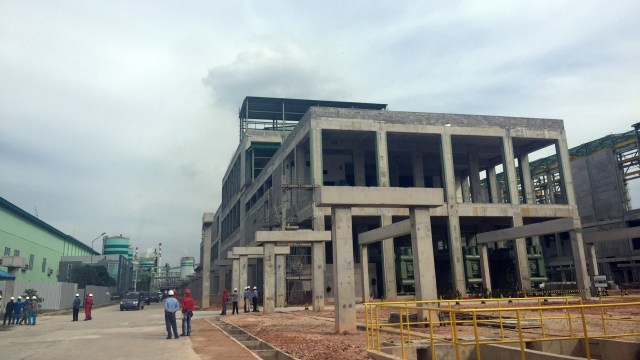 Konstruksi pembangunan Asia Pacific Rayon di Riau (Foto:  Siti Maghfirah/kumparan)