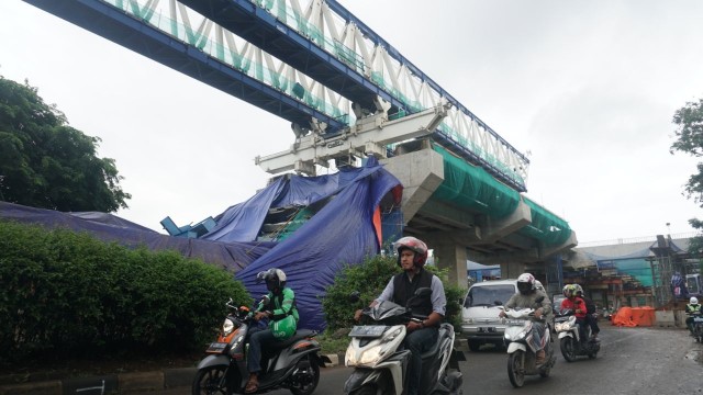 Konstruksi beton proyek LRT di Pulo Gadung roboh (Foto: Nugroho Sejati/kumparan)