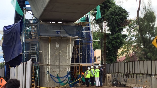 Petugas WIKA menuju konstruksi LRT yang ambruk (Foto: Reki Febrian/kumparan)