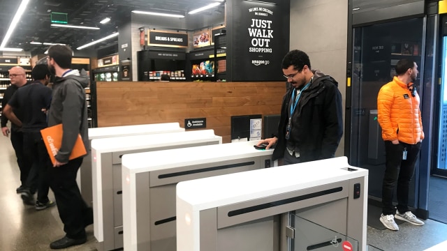 Suasana toko Amazon Go. (Foto: Jeffrey Dastin/Reuters)