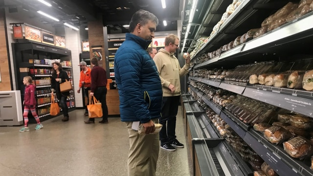 Pembeli di Amazon Go. (Foto: Jeffrey Dastin/Reuters)