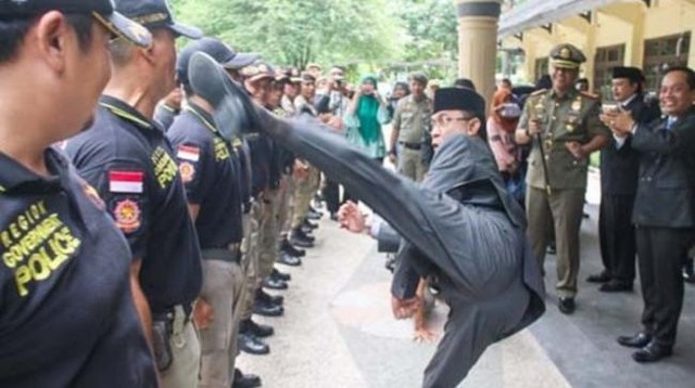Heboh Wali Kota Mataram Tiba-tiba Tendang Tiga Anggota Satpol PP