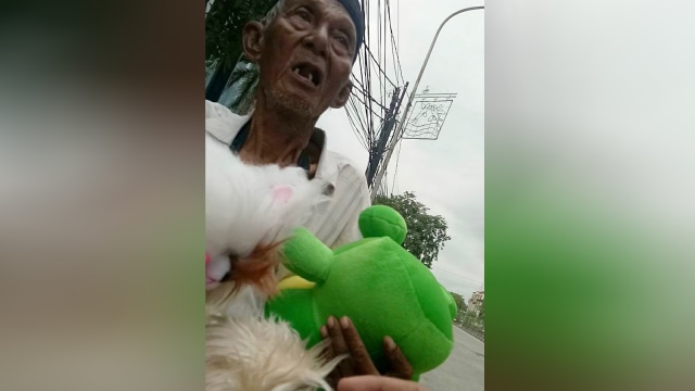 Khalik, kakek penjual boneka (Foto: Facebook/Ardhy Towew)