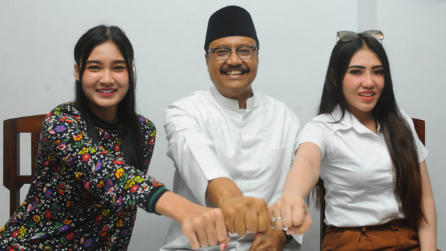 Gus Ipul bersama Via Vallen dan Nella Kharisma (Foto: ANTARA/Zabur Karuru)