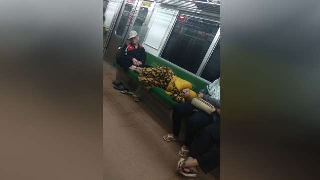 Tidur di KRL (Foto: Instagram @sucimardika)