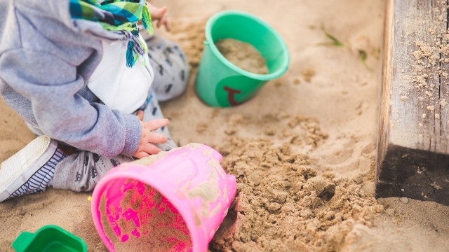 Anak bermain kotor (Foto: Pixabay)