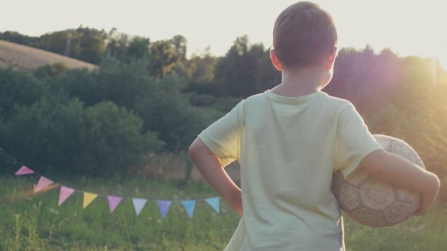 Anak bermain bola (Foto: Pixabay)