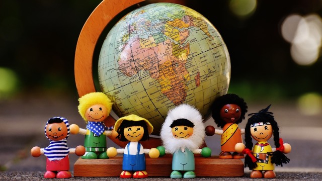 Anak berteman luas (Foto: Pixabay)