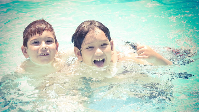 Anak berenang (Foto: Pixabay)