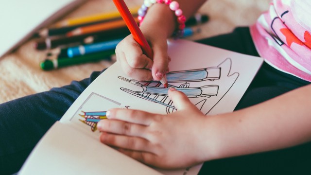 Anak berlatih menggambar (Foto: Pixabay)