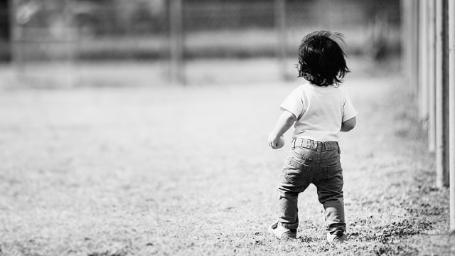 Anak bermain sendiri (Foto: Pixabay)