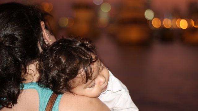 Anak tertidur di bahu ibu (Foto: Pixabay)