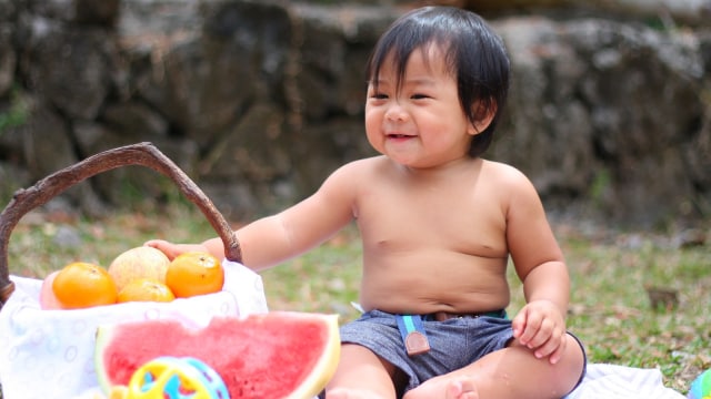 Anak riang piknik keluarga (Foto: Pixabay)