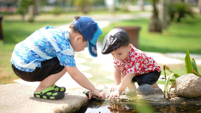 Anak-anak bermain ikan (Foto: Pixabay)