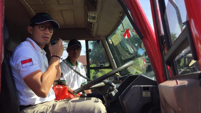 Sandi melihat fasilitas di PT Wika (Foto:  Moh Fajri/kumparan)