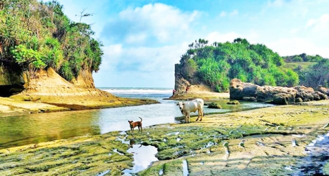 Sayang Banget, Indahnya Pantai Karang Bolong Desa Sukatani Sukabumi Belum Didukung Sarana 