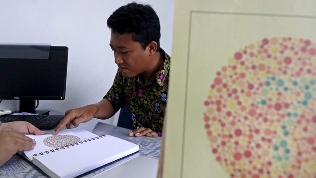 Tes buta warna penjaga perlintasan kereta Foto: Antara/Prasetia Fauzani