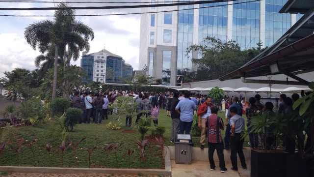 Pekerja kantoran keluar dari ruangan saat Jakarta digoyang gempa yang berpusat di Banten, 23 Januari 2018. (Foto: Istimewa)