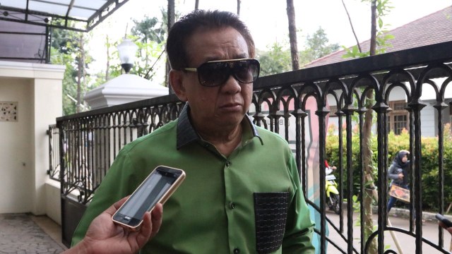 Anwar Fuadi mendatangi kediaman Alm Sys NS. Foto: Garin Gustavian/kumparan