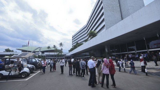 Para pegawai DPR meninggalkan gedung saat gempa (Foto: Hafidz Mubarak/Antara)
