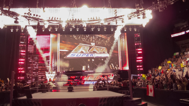 Panggung RAW Supershow yang meriah itu. (Foto: Wikimedia Commons)