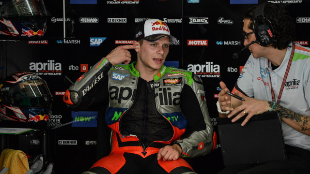 Stefan Bradl saat di tim Aprilia. (Foto: MOHD RASFAN / AFP)