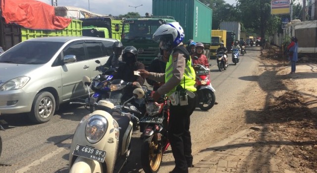 Pengendara motor menghindari razia di Cengkareng. Foto:  Mirsan Simamora/kumparan