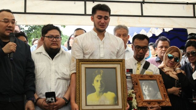 Suasana haru pemakaman Sys Ns di TPU Jeruk Purut (Foto: Iqbal Firdaus/kumparan)