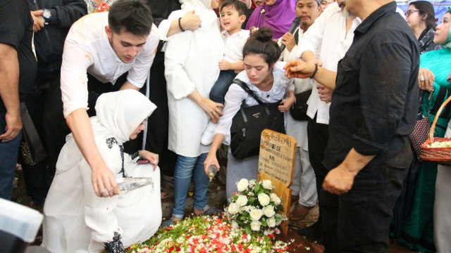 Suasana haru pemakaman Sys Ns di TPU Jeruk Purut (Foto: Iqbal Firdaus/kumparan)