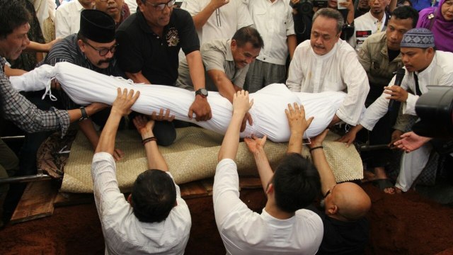 Suasana haru pemakaman Sys Ns di TPU Jeruk Purut (Foto: Iqbal Firdaus/kumparan)