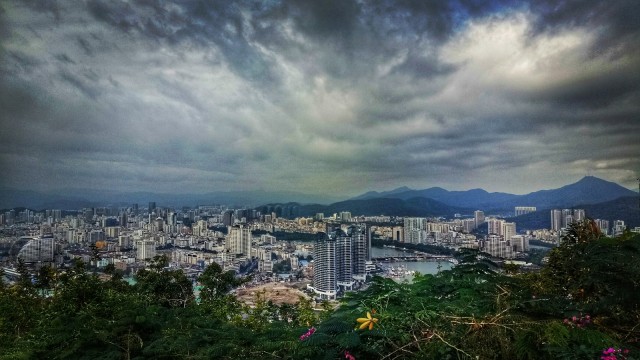 Kota Sanya di selatan Hainan dari ketinggian. (Foto: Anggi Kusumadewi/kumparan)