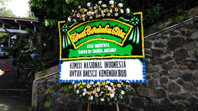 Karangan bunga untuk alm. Daoed Joesoef  (Foto: Yuana Fatwalloh/kiumparan)