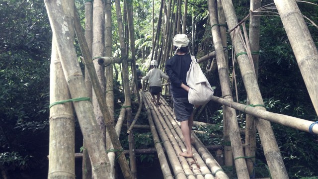 Jembatan menuju kampung Baduy Dalam (Foto: Shika Arimasen Michi/kumparan)
