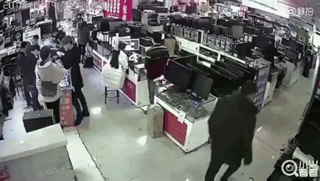 Baterai iPhone meledak setelah digigit. (Foto: GeekBar via Miaopai)