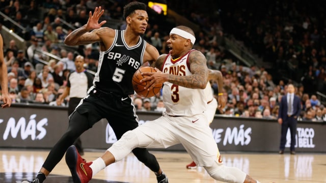 Dejounte Murray menjaga Isaiah Thomas. (Foto: Soobum Im-USA TODAY Sports via Reuters)