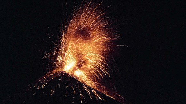Gunung Anak Krakatau (Foto: AFP/H. Poitrenaud)