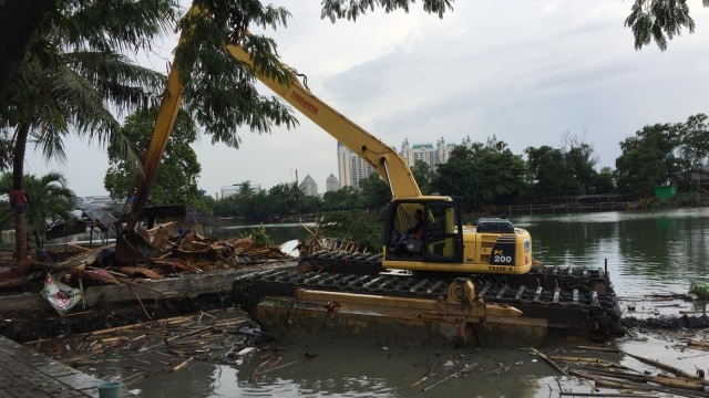 Pemancingan di Danau Sunter Timur mulai dibongkar (Foto: Fachrul Irwinsyah/kumparan)