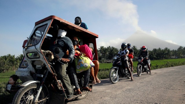 Gunung Mayon meletus (Foto: REUTERS/Stringer)