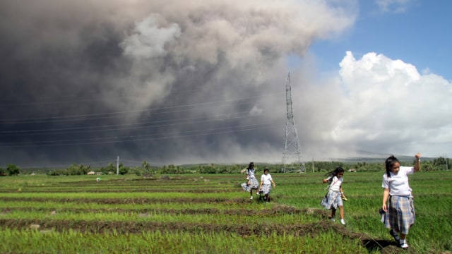 Gunung Mayon meletus (Foto: REUTERS/Rhadyz Barcia)
