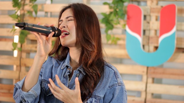 Raisa bernyanyi di kantor kumparan (Foto: Aditia Noviansyah/kumparan)