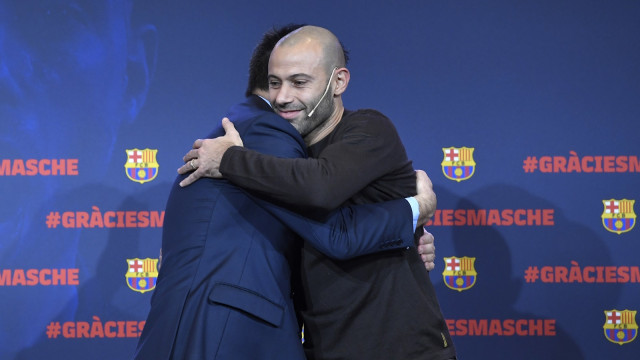 Javier Mascherano meninggalkan Barcelona. (Foto: LLuis Gene/AFP)