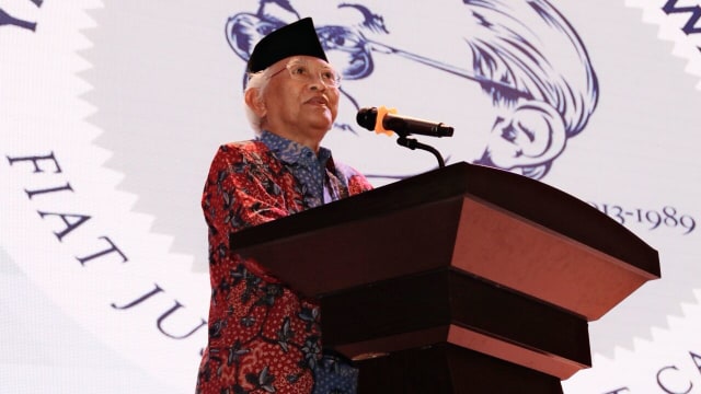 Gus Mus membacakan sebuah puisi. Foto: Gustavian Gexeiara/kumparan