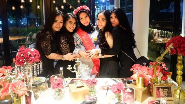 Istri Gubernur Kalteng, Yulistra Ivo (tengah) (Foto: Instagram/ @yulistraivo)