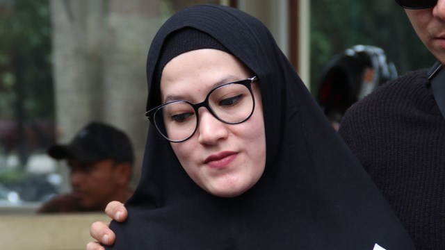 Lyra Virna tiba di Krimsus Polda Metro Jaya (Foto: Garin Gustavian Irawan/kumparan)