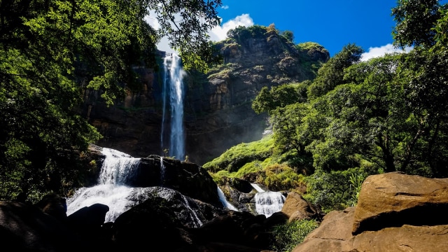 Curug Cikanteh di Geopark Ciletuh, Sukabumi (Foto: Dok: Wikimedia Commons)