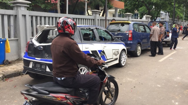 Mobil rusak akibat demo ricuh (Foto: Fachrul Irwinsyah/kumparan)